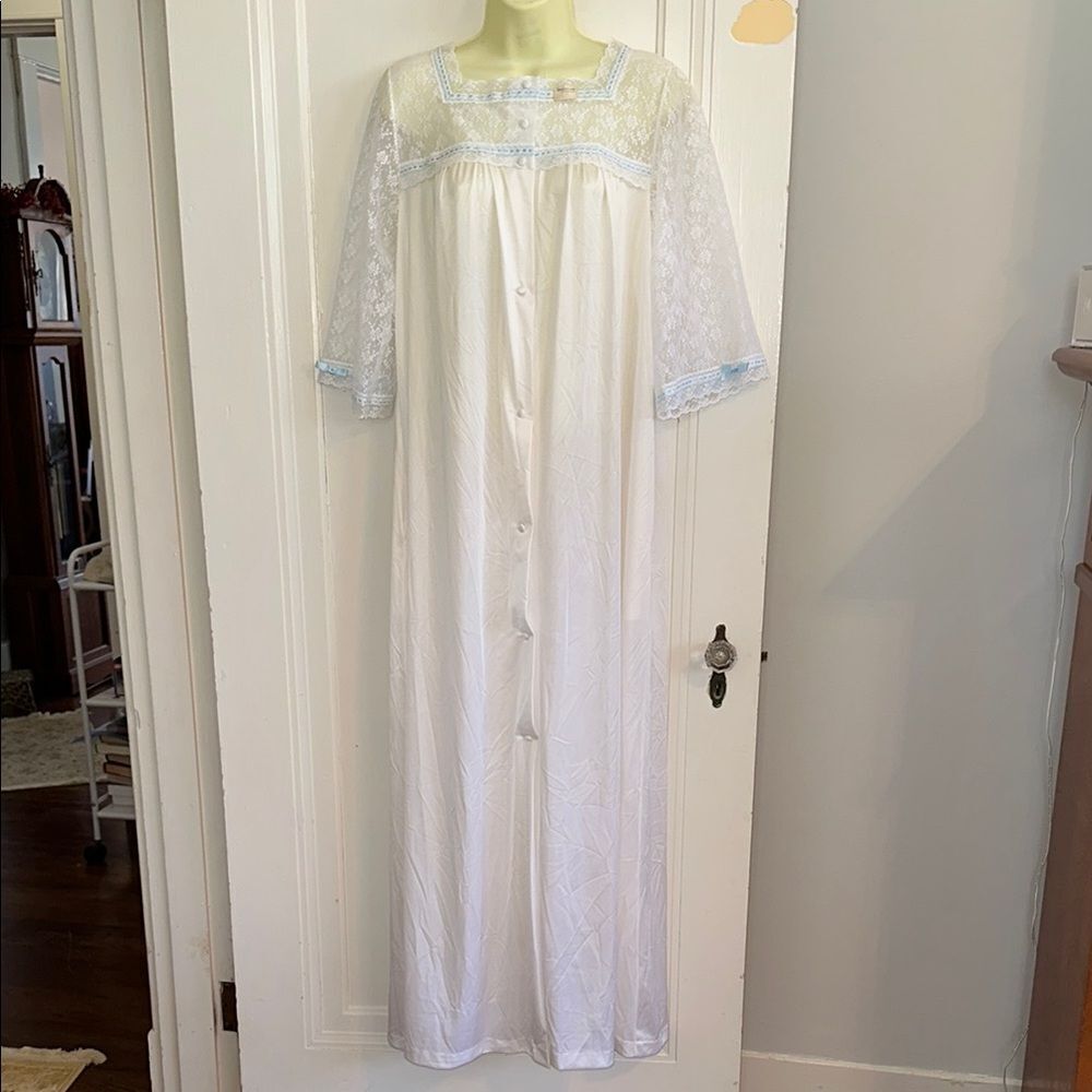 NWT Vtg Henson Kickernick white nylon long robe with lace‎ neckline/3/4 sleeves